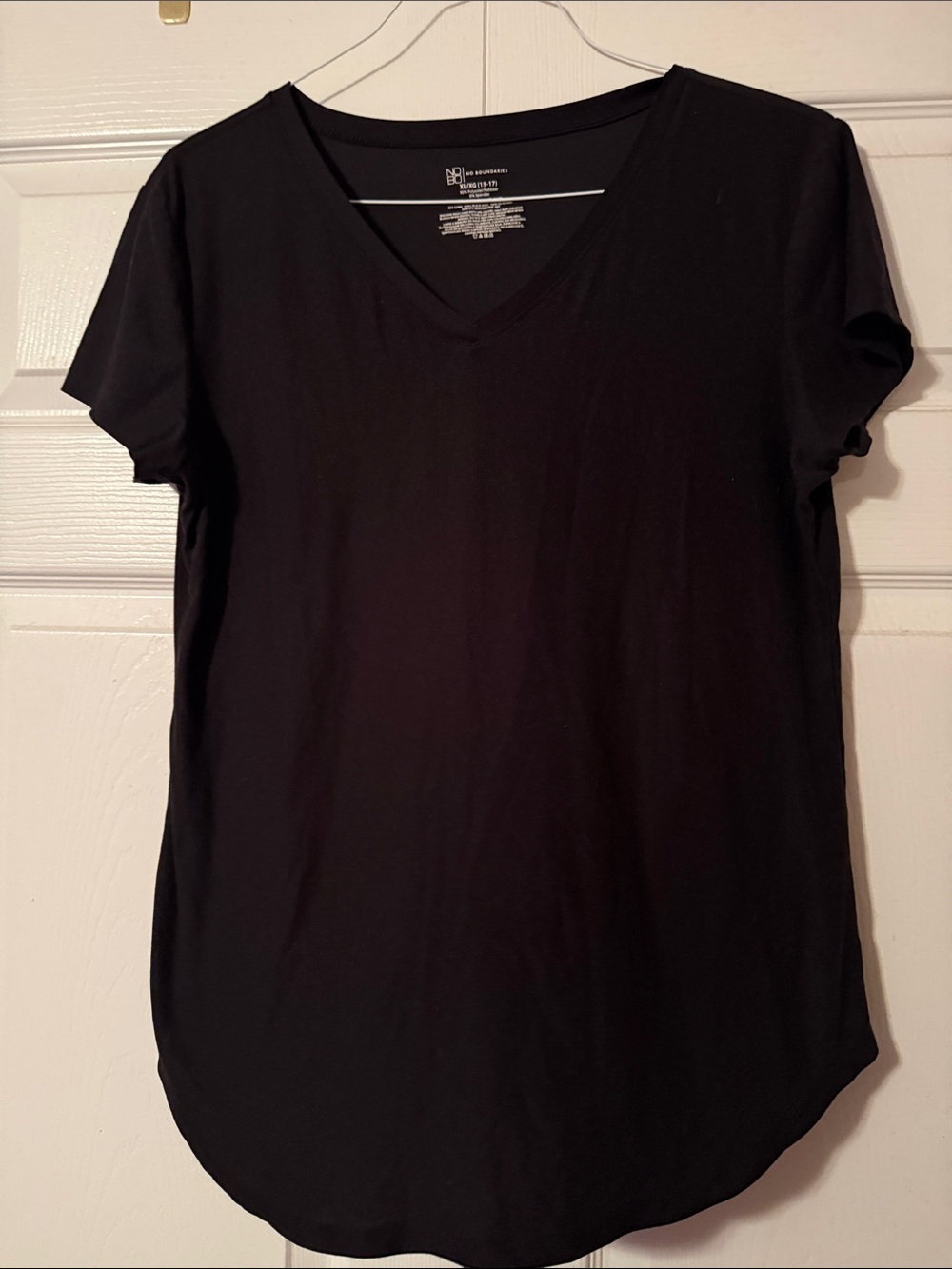 No Boundaries Women's Black V-Neck Short Sleeve Tee